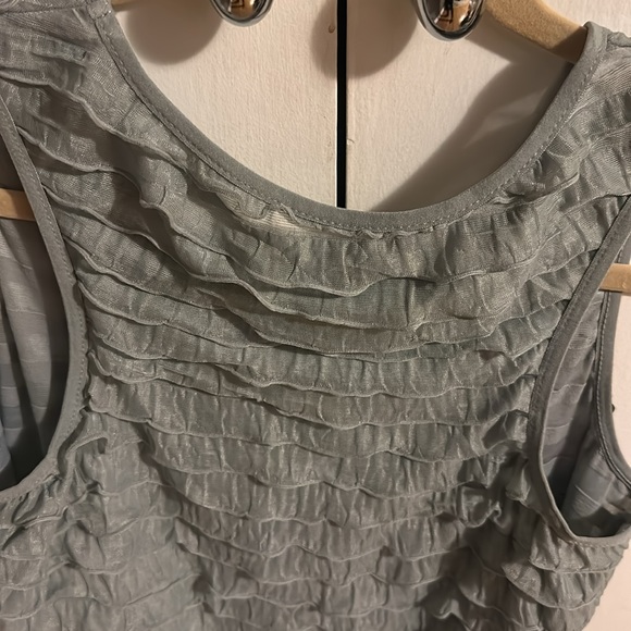 Tanktop- gray with floral pattern diagonal across the front. - Picture 5 of 6